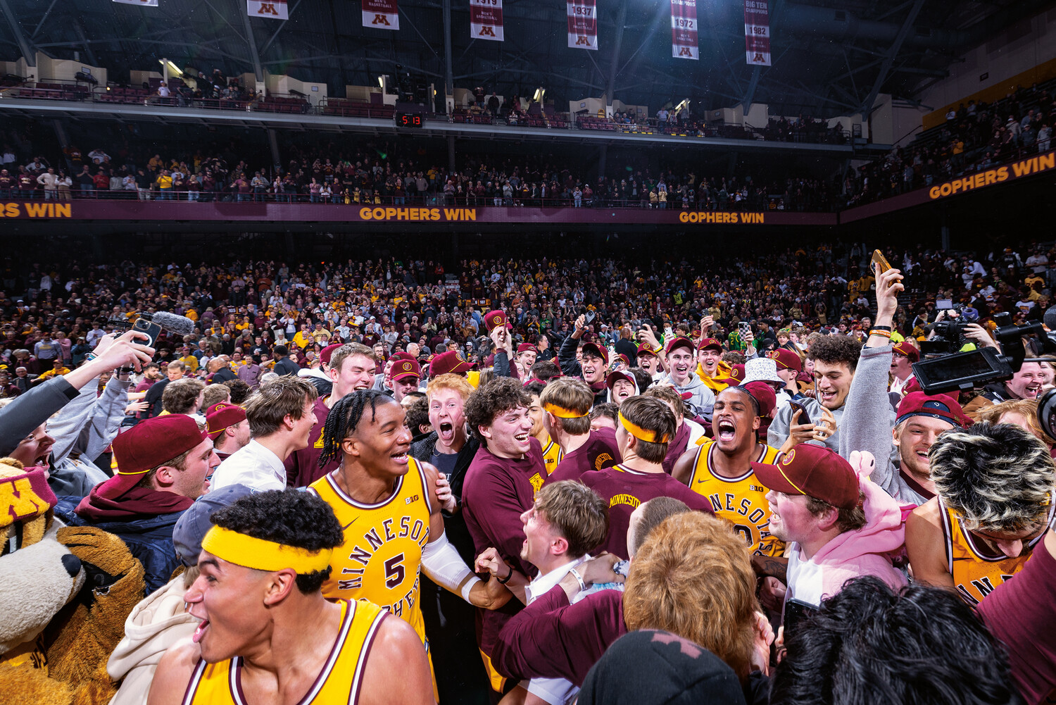 F25feature-basketball-KellyHagensonUofM.jpg