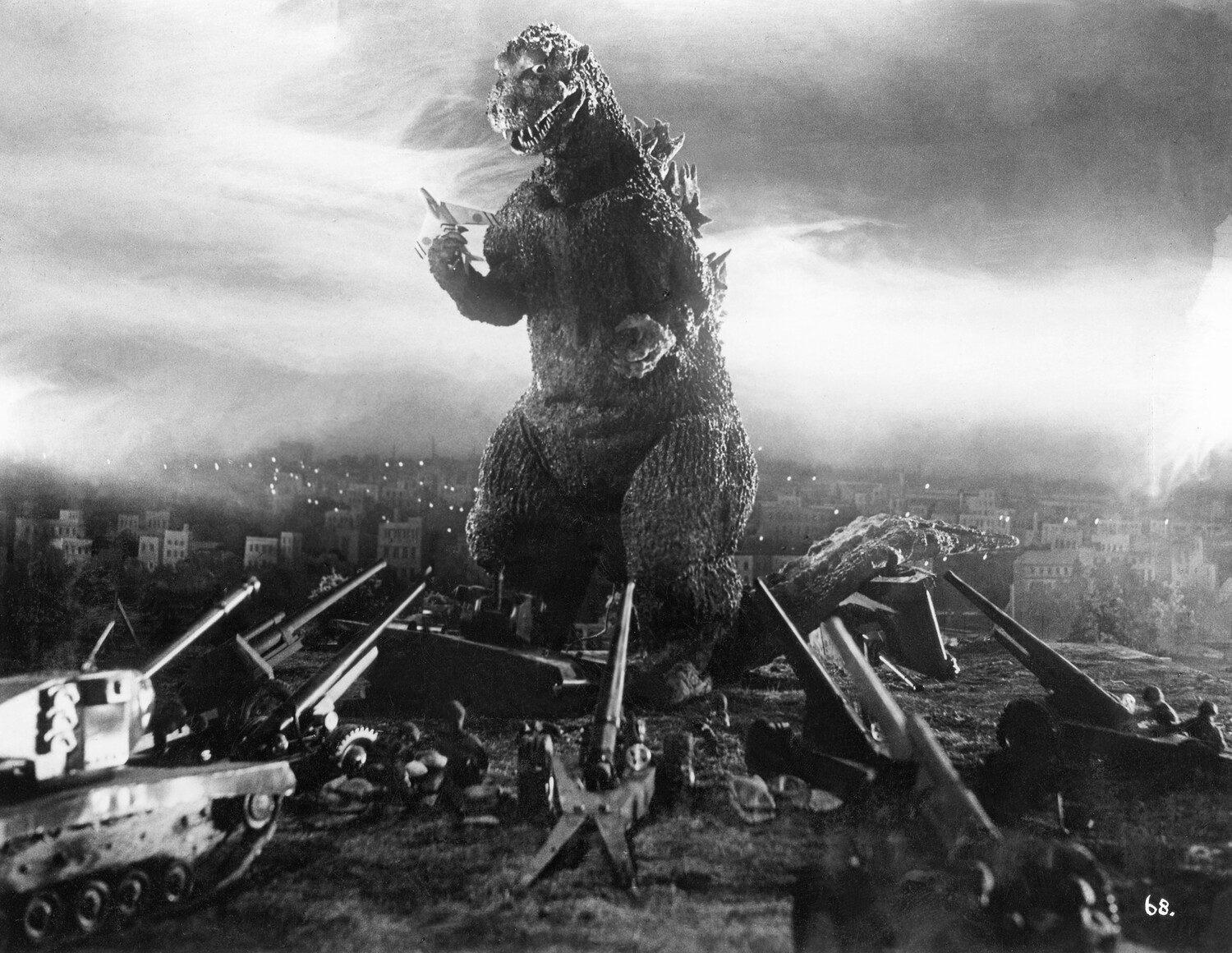 Su25feat-UMP-Godzilla-public-domain.jpg